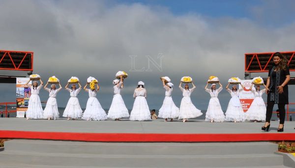 Con danza, música y fuegos artificiales inauguran escenario en la playa San José