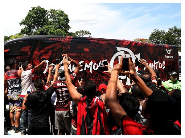 El Flamengo viaja a Qatar arropado por una marea rubro-negra