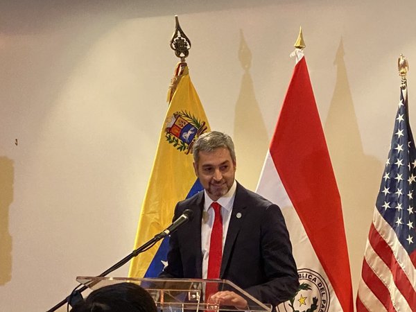 Abdo Benítez homenajeado por venezolanos en EEUU