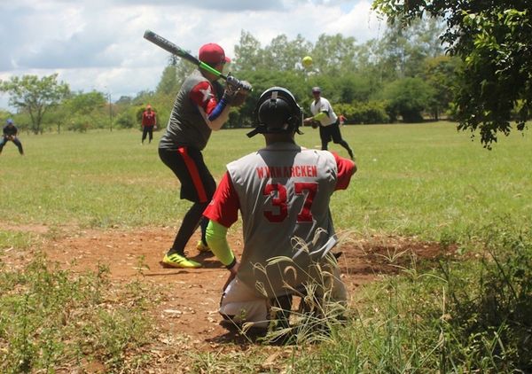 Torneo de softball en Ñu Guasu