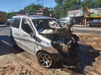 Un conductor resulta herido tras choque frontal en Acceso Sur - Nacionales - ABC Color