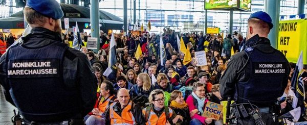 Policía desaloja activistas climáticos del aeropuerto de Ámsterdam » Ñanduti
