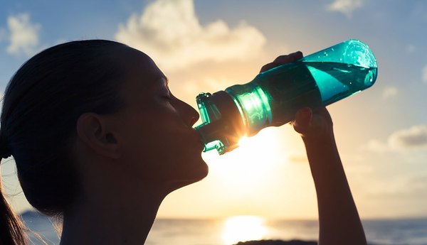 BEBA MÁS AGUA ANTE AUMENTO DE TEMPERATURA
