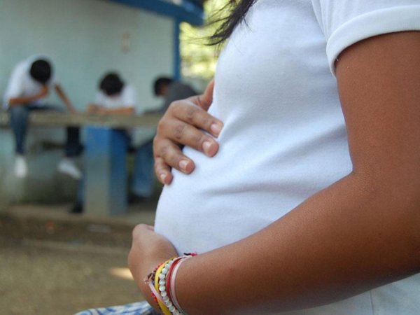 Dejó que "novio" de 30 embarace a su hija de 13