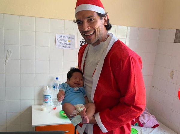 El Tetracampeón llevó la navidad a niños internados