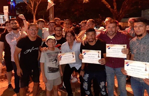 Hinchas de Nacional homenajearon a sus campeones en la calle
