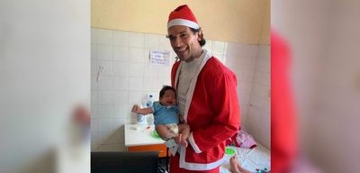 "Roquenoel" y los tetracampeónes visitaron a niños del Acosta Ñu | Noticias Paraguay