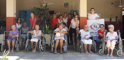 Abuelitas reciben momento de alegría y claman por más visitas