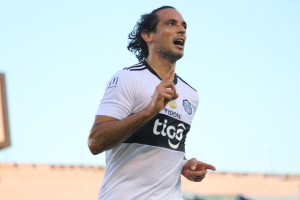 Roque Santa Cruz logra su mejor año en el fútbol paraguayo