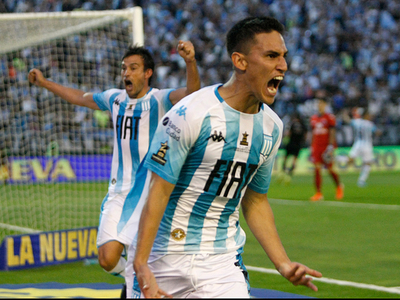 Matías Rojas le da el Trofeo de Campeones a Racing