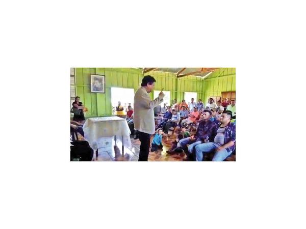 Ministro promete gestionar servicios básicos a moradores de Marina Cué