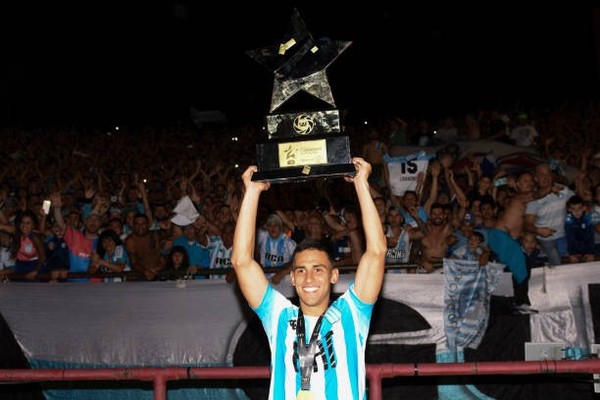 El paraguayo Matías Rojas le dio el 'Trofeo de Campeones' a Racing