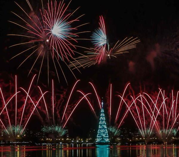 Río vuelve a iluminarse con el árbol de Navidad flotante más grande del mundo » Ñanduti