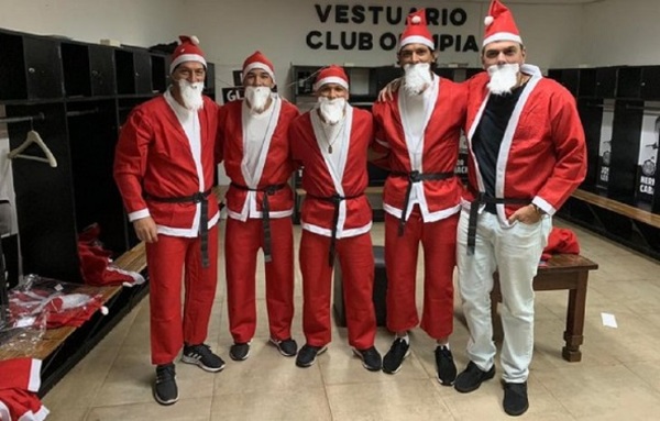 Jugadores del Olimpia se disfrazaron de Papá Noel