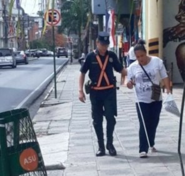 Policía se llevó aplausos por ayudar a no vidente