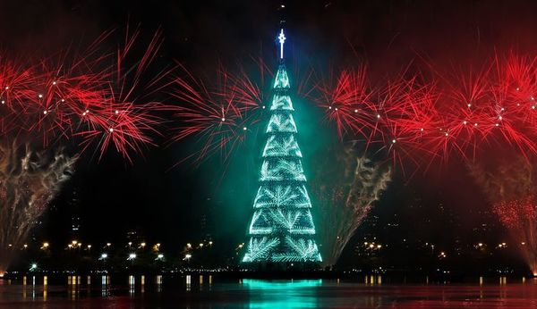 Río de Janeiro vuelve a iluminarse con el árbol de Navidad flotante más grande del mundo - Mundo - ABC Color