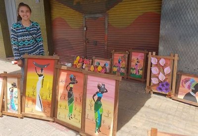 Joven familia se sostiene mediante la venta de sus cuadros | Noticias Paraguay