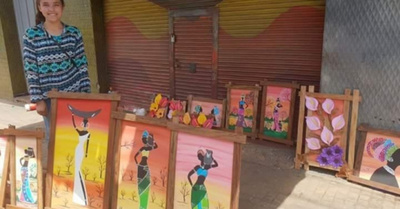 Joven artista pinta con el corazón