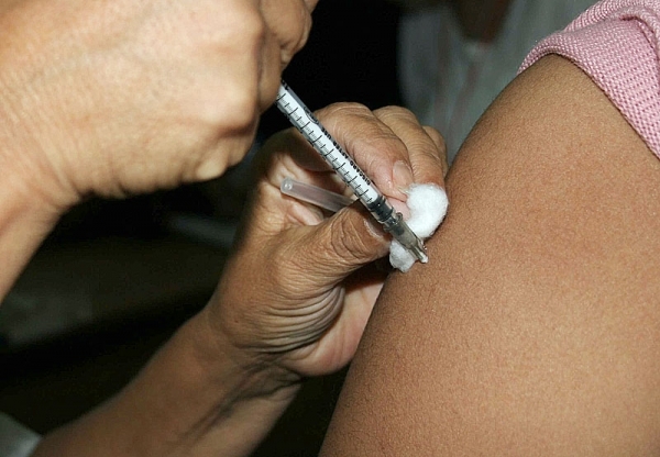 Ministerio de Salud anuncia redistribución de vacunas contra fiebre amarilla | .::Agencia IP::.