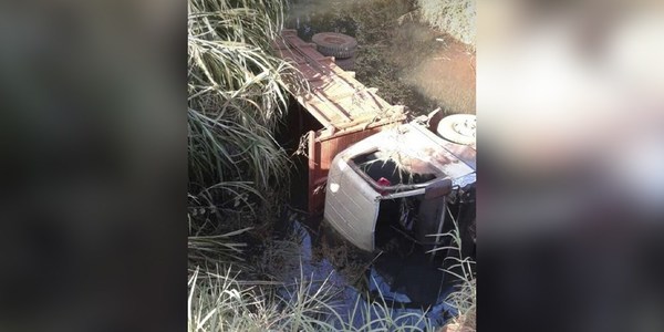 CAMIÓN CAE A UN ARROYO EN EDELIRA.