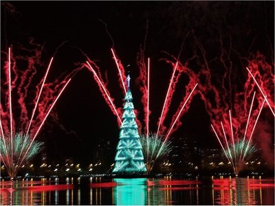 Río vuelve a iluminarse con el árbol de Navidad flotante más grande del mundo