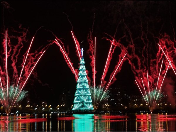 Río vuelve a iluminarse con el árbol de Navidad flotante más grande del mundo