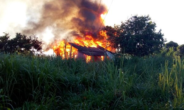 Hombre con problemas mentales quemó la casa de su madre