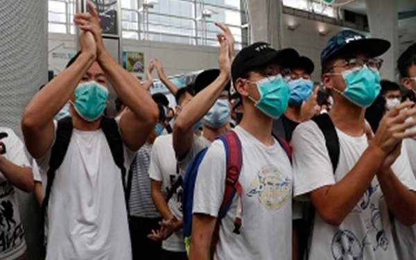 Manifestantes copan shoppings en Hong Kong