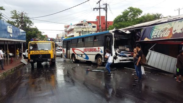 Carrera entre dos buses ocasionó accidente sobre 10 de Agosto | San Lorenzo Py