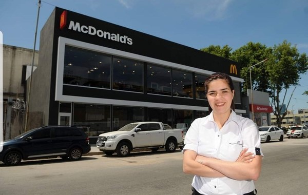 Joven paraguaya de 26 años se convirtió en la primera dueña de McDonald's en 'Villa 31' - Digital Misiones