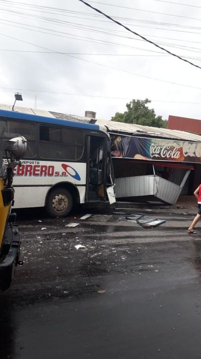 Alocada carrera de buses deja lesionados y daños materiales tras choque - Nacionales - ABC Color