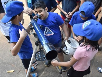 Chicos aprenden a ser astronautas en campamento espacial