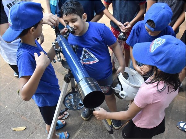 Chicos aprenden a ser astronautas en campamento espacial