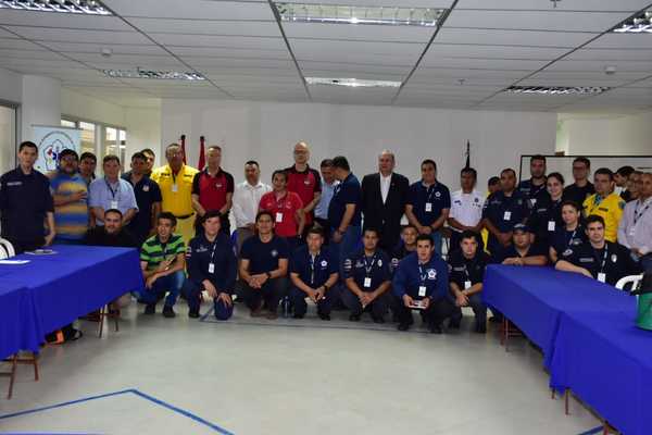 Bomberos de Asunción se capacitan en combate de incendios en edificios
