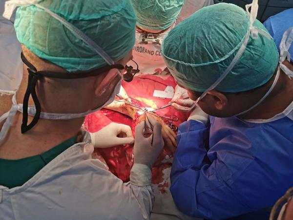 Realizan primer implante total de mano tras amputación traumática en IPS - ADN Paraguayo