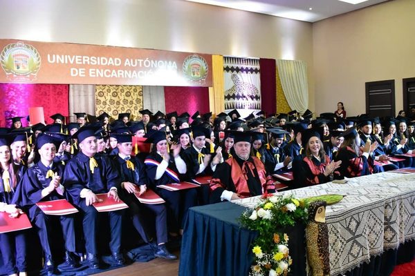 UNAE LANZA CIENTOS DE NUEVOS PROFESIONALES