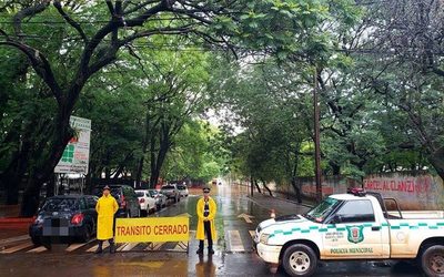 Clausuran calle debido a inundación