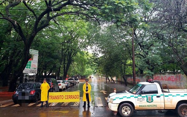 Clausuran calle debido a inundación