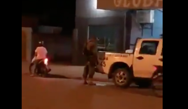 HOY / Sumarian a policías tras divulgarse video de agente orinando por patrullera