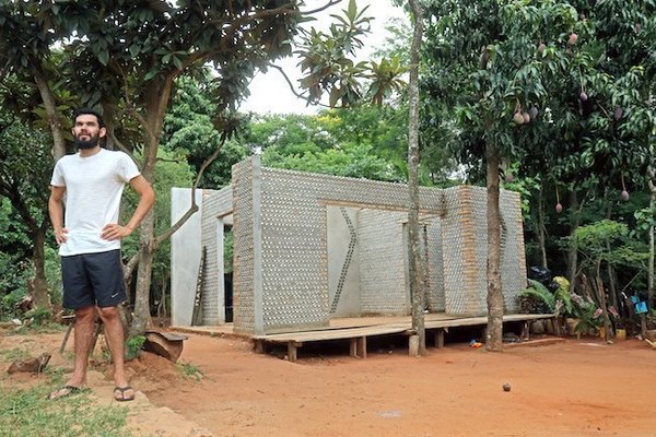 ESTUDIANTE DE ARQUITECTURA CONSTRUYE CASA CON LATITAS.