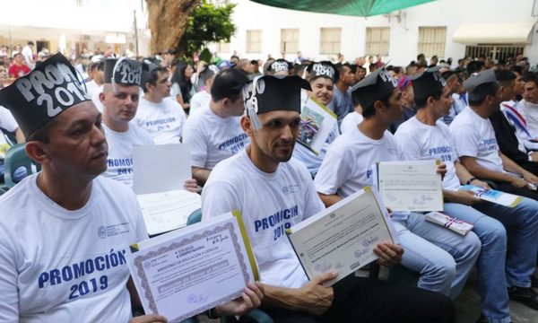 Más de 500 internos recibieron sus títulos de bachiller y educación básica