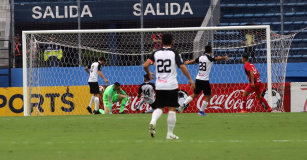 EL “AVIADOR” SE LAS ARREGLÓ Y SE SALVÓ ANTE CERRO Hasta con jápi de Carrizo