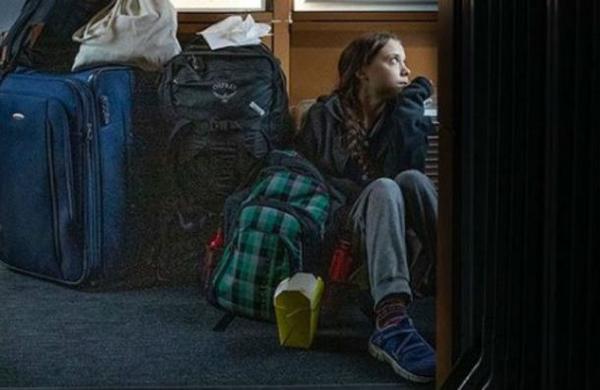 La polémica que generó Greta Thunberg por una foto viajando en tren sentada en el suelo - SNT
