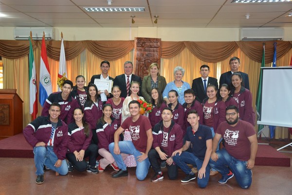 ENTREGAN RECONOCIMIENTO AL ELENCO DE DANZAS DE NATALIO