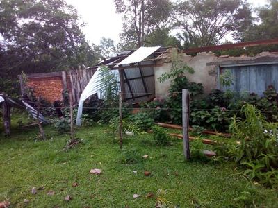 Familias humildes, sin techo tras temporal del domingo - Nacionales - ABC Color