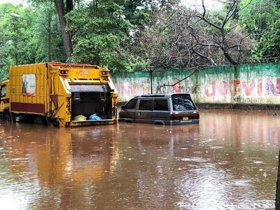 Vehículos atrapados por inundación en Ciudad del Este - Nacionales - ABC Color