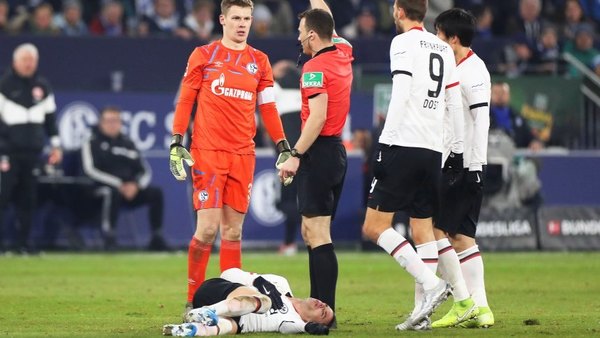 La espeluznante patada del portero del Schalke al rival
