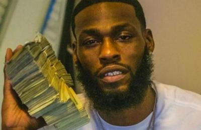 Empleado de un banco roba más de 88.000 dólares: arrestado tras salir con fajos de dinero en Facebook - SNT