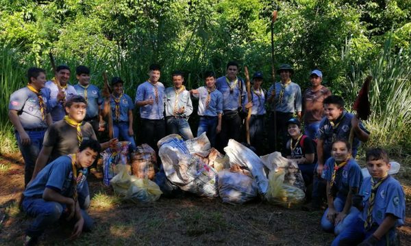 Scouts limpian el arroyo Hu´i Rupa