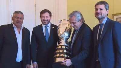 Alberto Fernández recibe a los presidentes de la Conmebol y de la AFA » Ñanduti